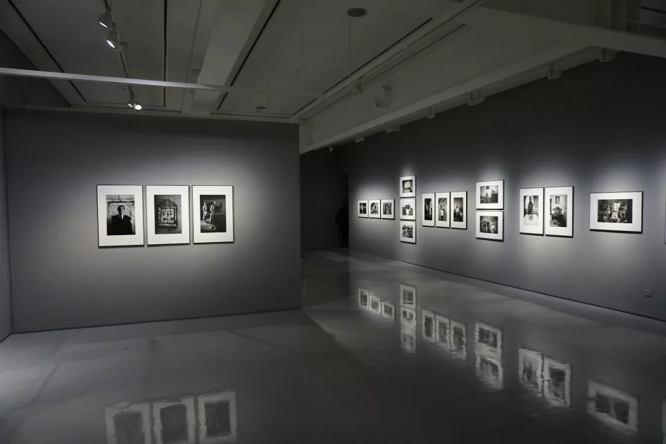 Série de cadres photographiques alignés le long d'un mur