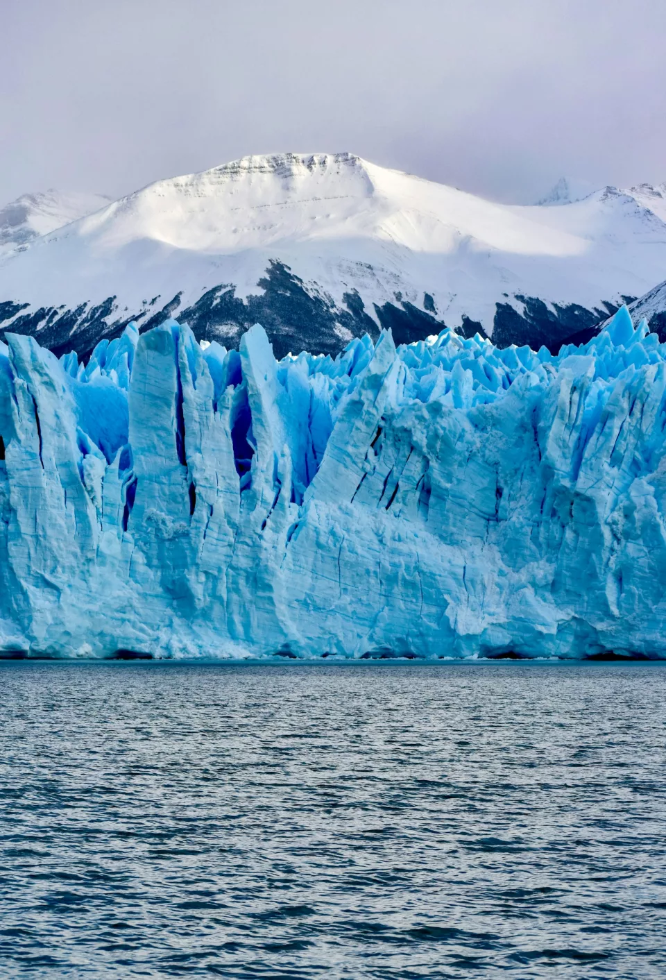 Glace blanche et bleue à la surface d'un plan d'eau, en plein jour