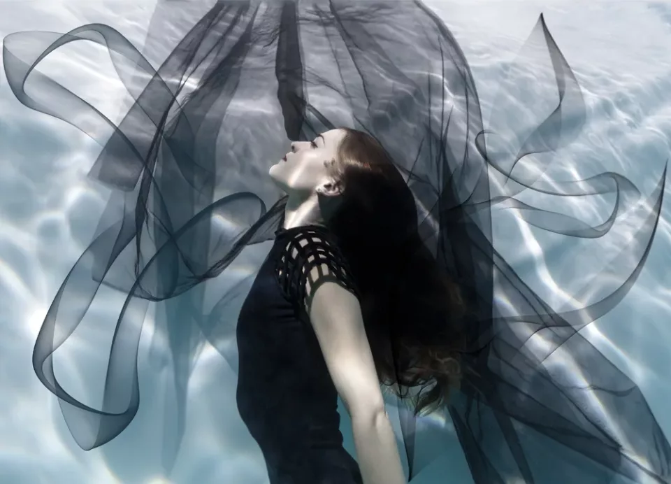Série Style, Maya Almeida