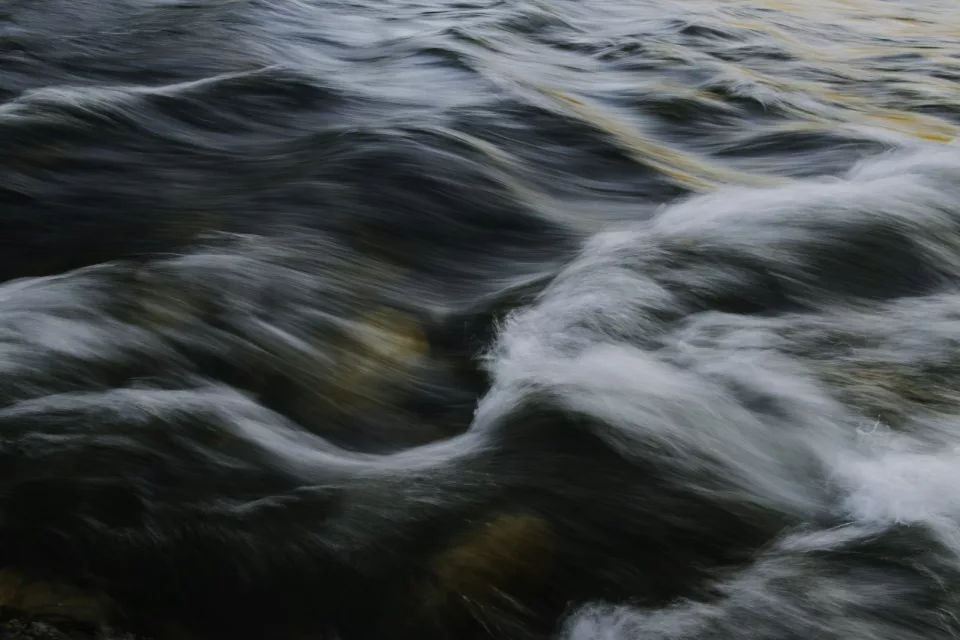 Mer photographiée en pose longue, la surface rendue laiteuse
