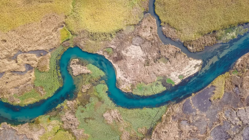 Vue aérienne d'une rivière sinueuse traversant un paysage